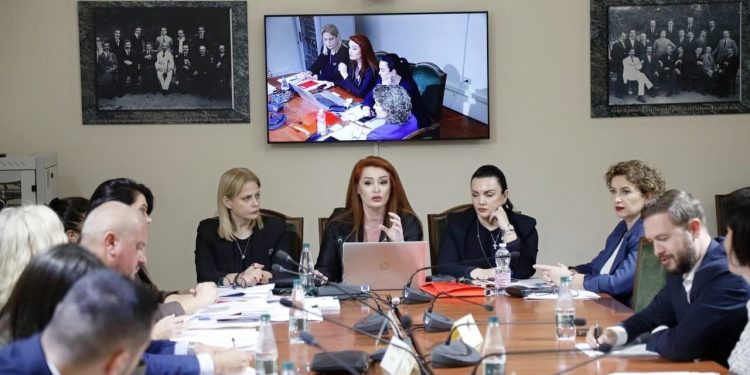 “Përmbushëm synimet”, AMA informon Kuvendin, Krasniqi: Përshtatim legjislacionin sipas standardeve të BE-së

Kryetarja e Autoritetit të Mediave Audiovizive, Armela Krasniqi, ka paraqitur sot në komisionin për nismat qytetare raportin vjetor të vitit 2024 të institucioni.