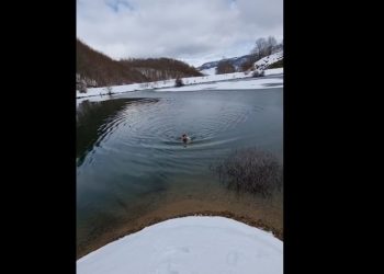Përmendet si një prej emrave të PD-së që mund të kandidojë për Tiranën, Hasimja “sfidon” të ftohtin dhe ndan videon teksa hedh në ujërat e “akullt”.