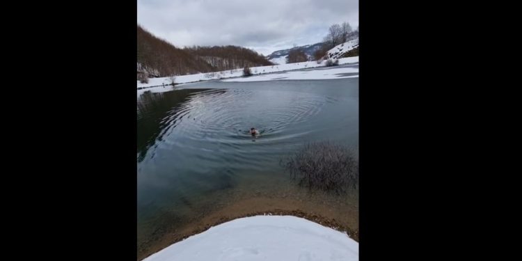 Përmendet si një prej emrave të PD-së që mund të kandidojë për Tiranën, Hasimja “sfidon” të ftohtin dhe ndan videon teksa hedh në ujërat e “akullt”.