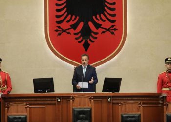 Përplasje në Kuvend gjatë votimit të programit qeveritar: Raporti i PS zbardh se Peleshi nuk ka shkelur Rregulloren, kërkesa e PD për shkarkimin e tij duhet refuzuar.