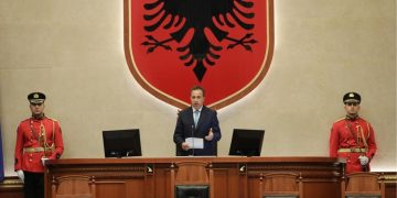 Përplasje në Kuvend gjatë votimit të programit qeveritar: Raporti i PS zbardh se Peleshi nuk ka shkelur Rregulloren, kërkesa e PD për shkarkimin e tij duhet refuzuar.