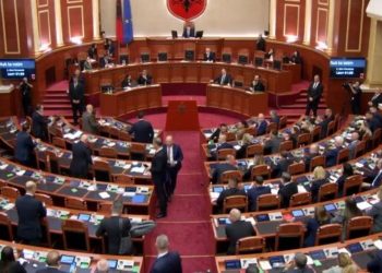 Përplasjet në Kuvend vonojnë krijimin e komisioneve për Reformën Zgjedhore dhe Territoriale/ Rrëzohet propozimi për rezolutën ndaj gjenocidit serb.