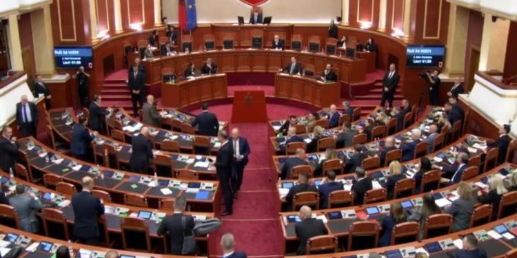 Përplasjet në Kuvend vonojnë krijimin e komisioneve për Reformën Zgjedhore dhe Territoriale/ Rrëzohet propozimi për rezolutën ndaj gjenocidit serb.