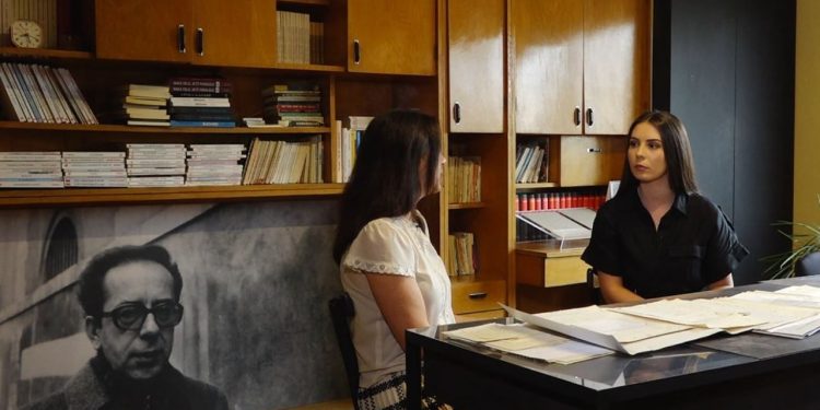 Përsosja e Kadaresë: Analiza e dorëshkrimeve të autorit shpalos korrigjimet e përhershme.