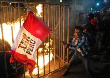 Peruja në kufirin e shpalljes së gjendjes së jashtëzakonshme pas protestave kundër kreut të ri të shtetit, me një të vdekur dhe dhjetëra të lënduar.