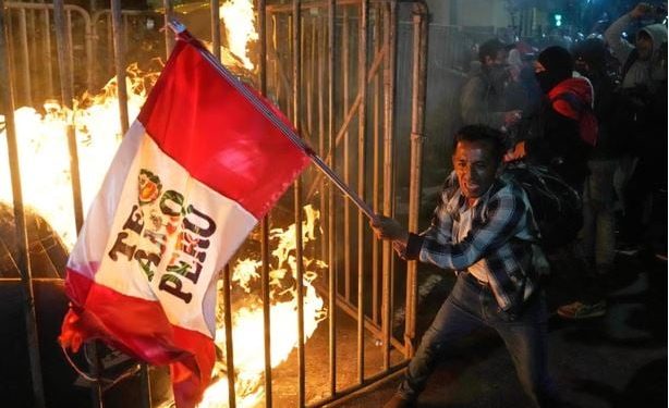 Peruja në kufirin e shpalljes së gjendjes së jashtëzakonshme pas protestave kundër kreut të ri të shtetit, me një të vdekur dhe dhjetëra të lënduar.