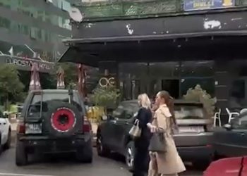Plagosja e Klea Prengës me gotë në fytyrë, motrat Berisha paraqiten në Gjykatë për një vendim.