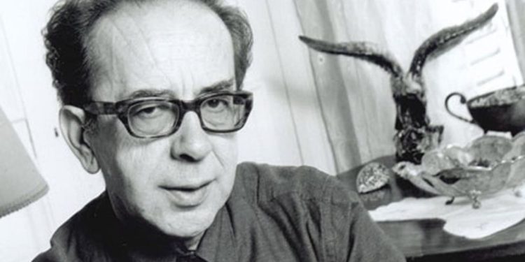 Pllakë përkujtimore në Paris për nder të Ismail Kadaresë, kolosit të letrave shqipe, vendosur në qendër të qytetit.