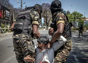 Plumba gome dhe gaz lotsjellës përdoren për të shpërndarë protestuesit në Madagaskar, rinia në revolt ndaj presidentit: Populli refuzon të nënshtrohet.