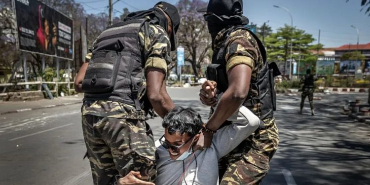 Plumba gome dhe gaz lotsjellës përdoren për të shpërndarë protestuesit në Madagaskar, rinia në revolt ndaj presidentit: Populli refuzon të nënshtrohet.