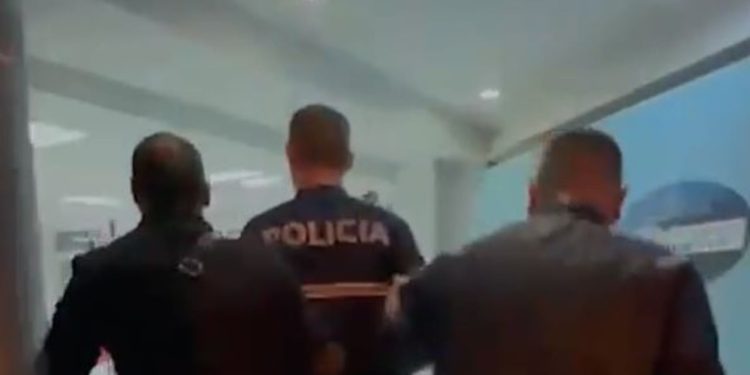 Polici në Tiranë i arrestuar për blerje drogue me qëllim shpërndarjen në Bllokun e Sigurisë ku ishte i angazhuar në punë.