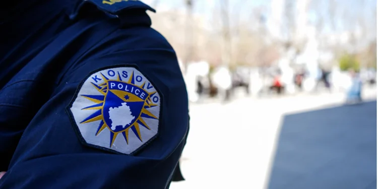 Policia e ndalon për shkak të alkoolit, shoferi godet një prej punonjësve të saj.