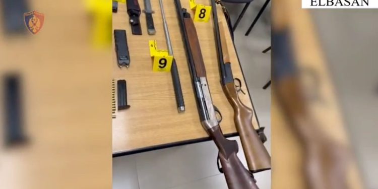 Policia në Elbasan ndërmerr operacion, mbyll lokalin dhe arreston 14 individë të rrezikshëm, duke konfiskuar armë, para dhe automjete.