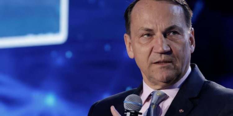 Polonia ia drejton një paralajmërim Putinit: Mos e shkel hapësirën tonë ajrore për takimin me Trumpin, do të zbatojmë urdhër-arrestin ndërkombëtar.