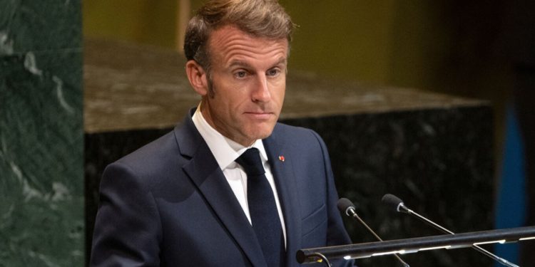 Popullariteti i Macron pëson rënie të konsiderueshme në sondazhe pas krizës politike në Francë.