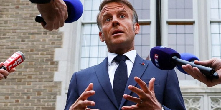 Popullariteti i Macron ra në 11%, duke e barazuar atë me paraardhësin François Hollande si presidenti më pak i pëlqyer.