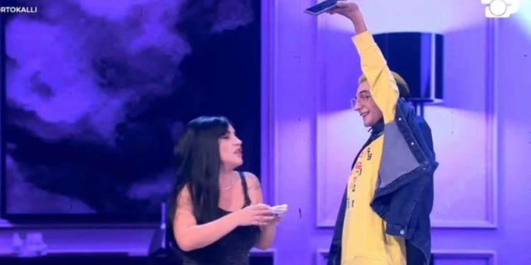 “Portokalli” satirizon aktualitetin sot, princi i Tik Tok-ut do t'ju bëjë të qeshni. 

Programi më i njohur i humorit në historinë e skenave dhe televizioneve shqiptare, kthehet me sezonin e 44-të, duke sjellë përvojë, energji dhe freski për të garantuar një sukses të jashtëzakonshëm.