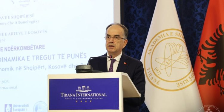 Presidenti Begaj thekson rrezikun e krizës demografike: Ndryshimeve të pritshme u kanoset siguria, struktura familjare dhe mirëqenia sociale.
