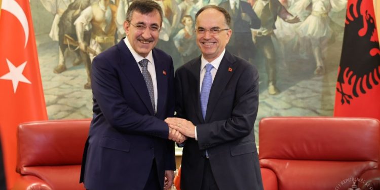 Presidenti Begaj zhvillon një takim me zëvendëspresidentin e Turqisë, ku diskutohet për çështjet e sigurisë dhe bashkëpunimin ekonomik.