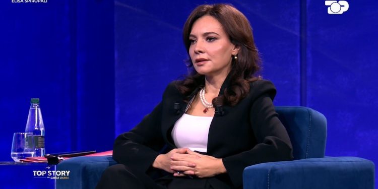 Presidenti Zelensky i jep dekoratën Spiropalit; Ministrja: Ky mirënjohje është më shumë një nderim për Shqipërinë sesa për mua.