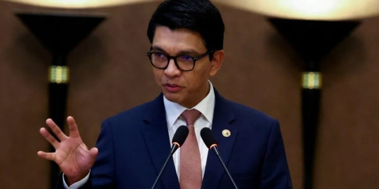 Presidenti i Madagaskarit kërkon mbrojtje në një vend të sigurt për shkak të pretendimeve për përpjekje grushti shteti dhe atentati ndaj tij.