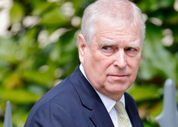 Princi Andrew largohet nga titujt mbretërorë: Akuzat që më kanosen po dëmtojnë Familjen Mbretërore.