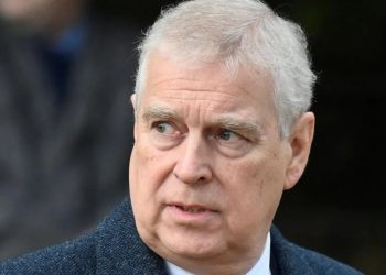 Princi Andrew nuk ka më tituj, ndërsa hetimet për marrëdhëniet e tij me Epstein vazhdojnë.