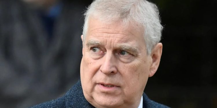 Princi Andrew nuk ka më tituj, ndërsa hetimet për marrëdhëniet e tij me Epstein vazhdojnë.