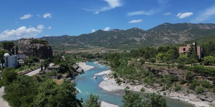 Projekti pilot për ruajtjen e ambientit, ekspertët sugjerojnë që arsimimi të fillojë në shkolla.