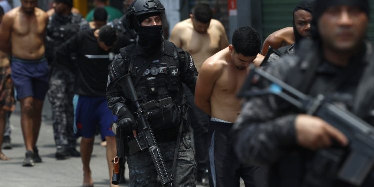 Protesta me dhunë në Rio de Janeiro, 64 të vdekur pas përplasjeve mes shoqërisë dhe forcave policore.