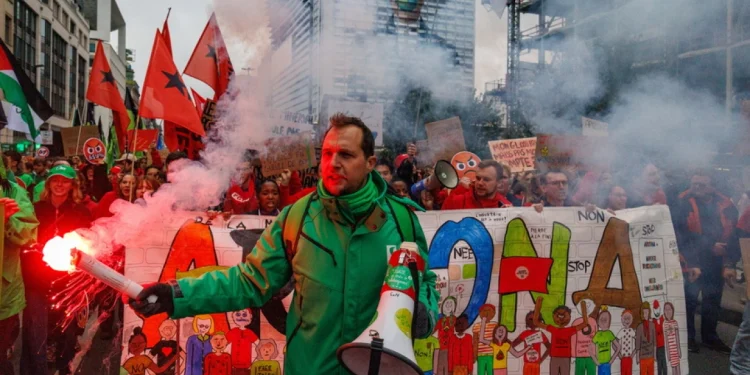 Protesta ndaj masave të rrepta të qeverisë në Belgjikë, greva e përgjithshme çon në anulimin e qindra fluturimeve.
