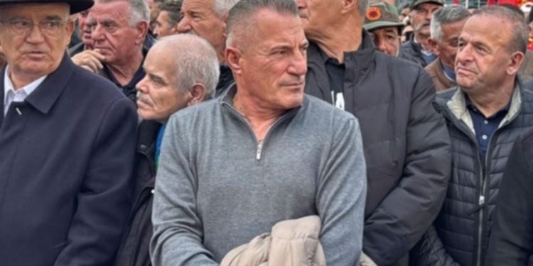 Protesta në mbështetje të ish-luftëtarëve të UÇK-së, e pranishme edhe babai i Granit dhe Taulant Xhakës