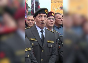 Protesta për mbështetje të çlirimtarëve: Veteranët e UÇK bëjnë thirrje për liri dhe ndajnë vuajtjet nga lufta.