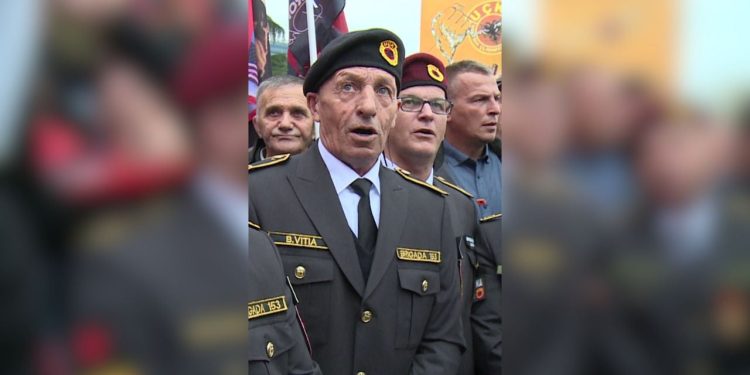 Protesta për mbështetje të çlirimtarëve: Veteranët e UÇK bëjnë thirrje për liri dhe ndajnë vuajtjet nga lufta.