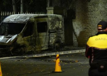 Protesta të dhunshme në Dublin/ Automjeti i policisë i djegur, një oficer i lënduar