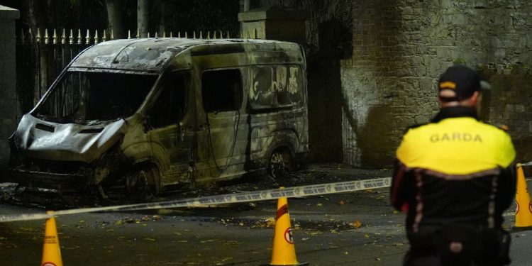 Protesta të dhunshme në Dublin/ Automjeti i policisë i djegur, një oficer i lënduar