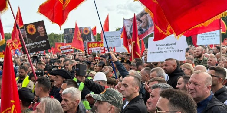 Protestë kombëtare në mbështetje të ish-krerëve të UÇK-së; Rama fton qytetarët që të angazhohen: Liria ka një emër.