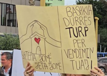 Protestë në Durrës: Banorët e prekur nga projekti TID bëjnë thirrje për ndalimin e shpronësimeve.
