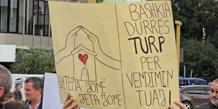 Protestë në Durrës: Banorët e prekur nga projekti TID bëjnë thirrje për ndalimin e shpronësimeve.