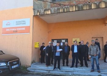 Protestë për pronën: 60 familje në Fier pa certifikatë pronësie për apartamentet e tyre