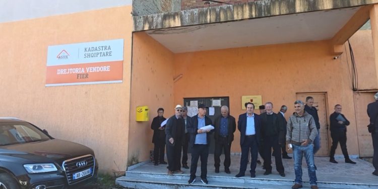 Protestë për pronën: 60 familje në Fier pa certifikatë pronësie për apartamentet e tyre