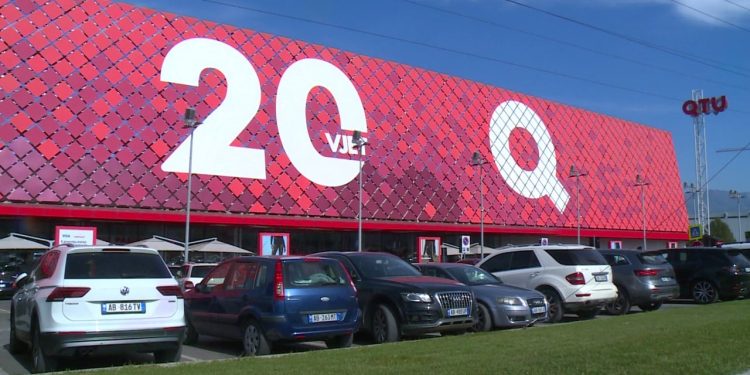 QTU shënon 20-vjetorin e saj, festa e qendrës së parë tregtare në Shqipëri vjen me oferta të veçanta.