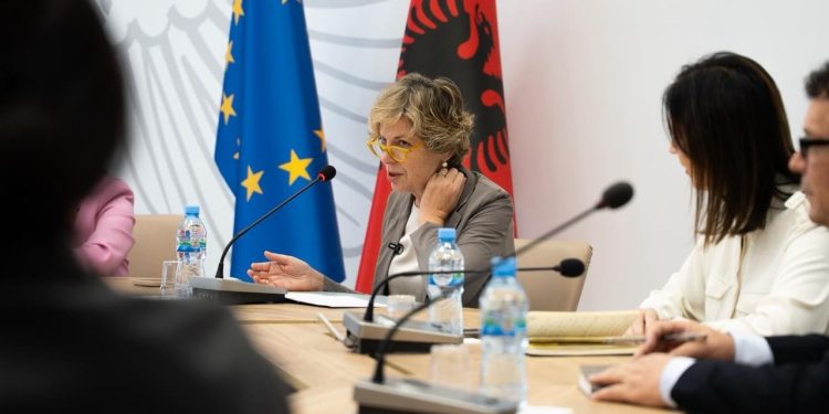 “Qazim do të thotë ndalim të plotë ndaj abuzimeve”, ministrja Sala: Reformojmë sektorin e farmacisë