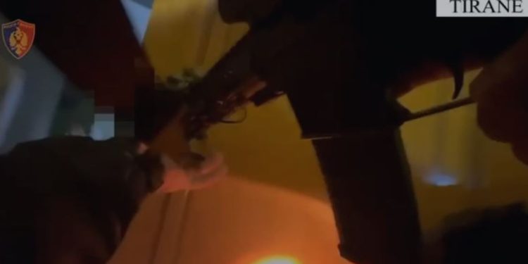 "Qëndro në vend, duar nën!" / Vrasja e 40-vjeçarit në Babrru, momenti i kapjes së perpetratorit.