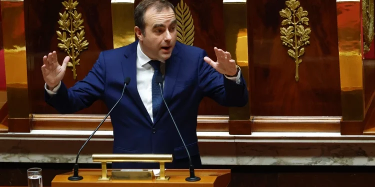 Qeveria franceze kalon me sfida votën e mosbesimit, duke e mbajtur në pushtet kryeministrin e sapoemëruar.