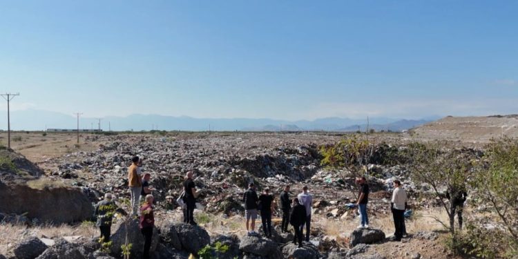 Qyteti i Tuzit në Mal të Zi përballet me grumbuj plehrash, banorët protestojnë ndaj mbetjeve që sjellin 10 komuna të tjera.