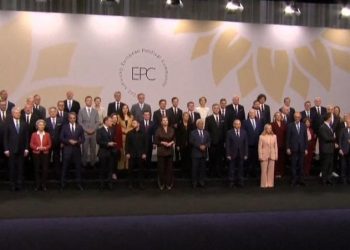 Rama i bashkangjitet liderëve të BE dhe Presidente së Kosovës, shpallet fotografia familjare e samitit të 7-të të Komunitetit Politik Evropian.