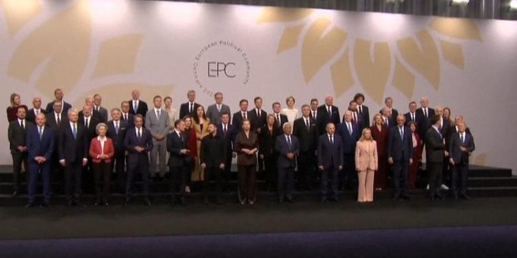 Rama i bashkangjitet liderëve të BE dhe Presidente së Kosovës, shpallet fotografia familjare e samitit të 7-të të Komunitetit Politik Evropian.