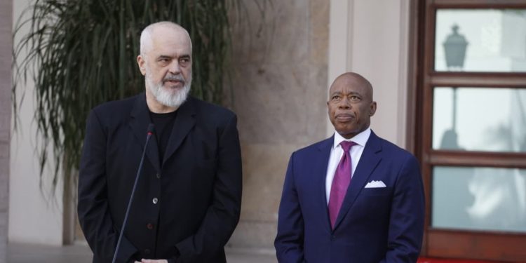 Rama në takim me kryebashkiakun amerikan, Eric Adams: Po punojmë për lidhjen direkte ajrore Tiranë-Nju Jork.