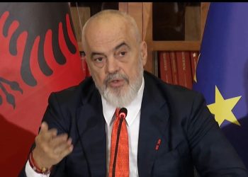 “Rama paralajmëron ndërtuesit: Nëse nuk respektohen rregullat për fasadat e ndërtimit, do të ndiqen masa ndëshkuese të plota; akuzon për keqpërdorim të punëtorëve si Hamasi, duke i trajtuar pa kushte themelore si ashensorët.”